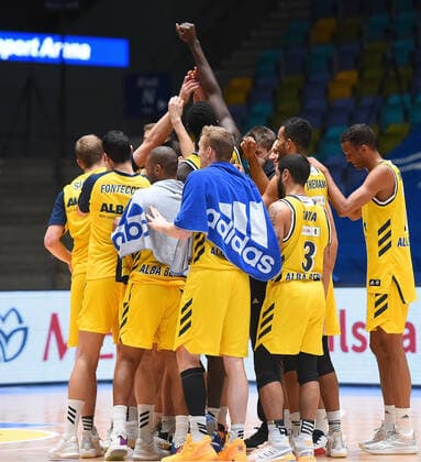 21 03 2021, xhbx, Basketball BBL Bundesliga, Frankfurt Skyliners Alba Berlin emspor, v l team, Team Alba Berlin jubilate cheers after end of game DFL DFB REGULATIONS PROHIBIT ANY USE OF PHOTOGRAPHS as IMAGE SEQUENCES and or QUASI VIDEO Frankfurt am Main