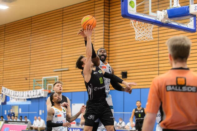 Jack PAGENKOPF 10 Ehingen Urspring is blocked by Will DANIELS 6 Eisbaeren Bremerhaven Eisbären Bremerhaven vs Team Ehingen Urspring, Basketball, 2 Bundesliga ProA, 21 03 2021, 27 Spieltag, Saison 2020 2021, Bremerhaven, Training Center Amerikaring Copyright xErikxHillmer EIBNERx EP ehr Eisbären Bremerhaven vs Team Ehingen Urspring, Basketball, 2 Bundesliga ProA, 21 03 2021, 27 Spieltag, Saison 2020 2021 Bremerhaven. Copyright: xErikxHillmer EIBNERx EP_ehr