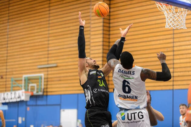 Akim Jamal JONAH 34 Ehingen Urspring , Will DANIELS 6 Eisbaeren Bremerhaven Eisbären Bremerhaven vs Team Ehingen Urspring, Basketball, 2 Bundesliga ProA, 21 03 2021, 27 Spieltag, Saison 2020 2021, Bremerhaven, Training Center Amerikaring Copyright xErikxHillmer EIBNERx EP ehr Eisbären Bremerhaven vs Team Ehingen Urspring, Basketball, 2 Bundesliga ProA, 21 03 2021, 27 Spieltag, Saison 2020 2021 Bremerhaven. Copyright: xErikxHillmer EIBNERx EP_ehr