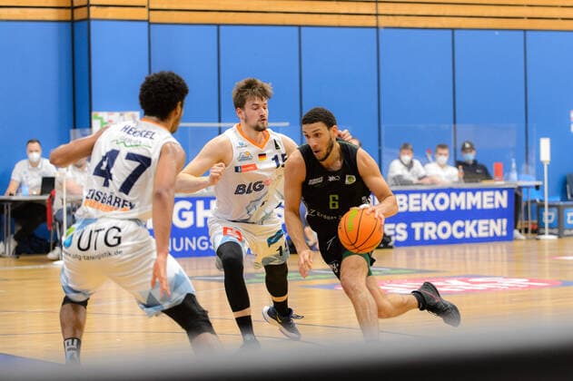 Marvin HECKEL 47 Eisbaeren Bremerhaven , Leon HOPPE 15 Eisbaeren Bremerhaven , Kameron HANKERSON 6 Ehingen Urspring Eisbären Bremerhaven vs Team Ehingen Urspring, Basketball, 2 Bundesliga ProA, 21 03 2021, 27 Spieltag, Season 2020 2021, Bremerhaven, Training Center Amerikaring Copyright xErikxHillmer EIBNERx EP ehr Eisbären Bremerhaven vs Team Ehingen Urspring, Basketball, 2 Bundesliga ProA, 21 03 2021, 27 Spieltag, Season 2020 2021 Bremerhaven Copyright: xErikxHillmer EIBNERx EP_ehr