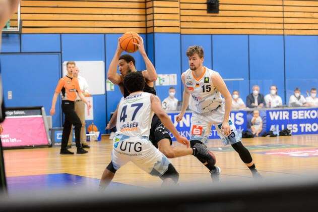 Kameron HANKERSON 6 Ehingen Urspring passes Marvin HECKEL 47 Eisbaeren Bremerhaven and Leon HOPPE 15 Eisbaeren Bremerhaven Eisbären Bremerhaven vs Team Ehingen Urspring, Basketball, 2 Bundesliga ProA, 21 03 2021, 27 Spieltag, Season 2020 2021, Bremerhaven, Training Center Amerikaring Copyright xErikxHillmer EIBNERx EP ehr Eisbären Bremerhaven vs Team Ehingen Urspring, Basketball, 2 Bundesliga ProA, 21 03 2021, 27 Spieltag, Season 2020 2021 Bremerhaven Copyright: xErikxHillmer EIBNERx EP_ehr