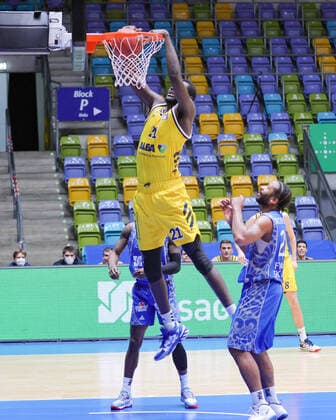 Fraport Skyliners Alba Berlin, easyCredit BBL Dunking by Christ Koumadje Alba Berlin, 21 Right Quantez Robertson Fraport Skyliners, 23 Basketball match of the easyCredit BBL between the Fraport Skyliners and Alba Berlin on 21 March 2021 at the Fraport Arena in Frankfurt am Main , Frankfurt am Main Hesse Germany Fraport Arena