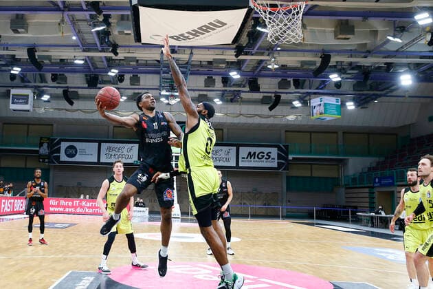 24 Matchday of the easyCredit BBL Basketball Bundesliga on 21 March 2021in the Oberfrankenhalle in Bayreuth Bavaria Germany Season 2020 2021 Medi Bayreuth vs NINERS Chemnitz Dererk Pardon Medi Bayreuth 0 right Isiaha Mike NINERS Chemnitz 11 left