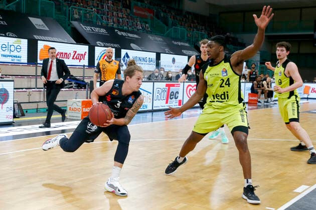 24 Matchday of the easyCredit BBL Basketball Bundesliga on 21 March 2021in the Oberfrankenhalle in Bayreuth Bavaria Germany Season 2020 2021 Medi Bayreuth vs NINERS Chemnitz Frank Bartley Medi Bayreuth 24 right Malte Ziegenhagen NINERS Chemnitz 3 left