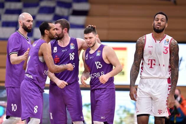 Cheering, joy after the victory Rihards Lomazs BG Goettingen M , James Thompson IV Baskets Bonn , Dennis Kramer L disappointed, frustrated, emotion , Basketball, Bundesliga, BBL, BG Goettingen Telekom Baskets Bonn, 21 03 2021, BG Goettingen Telekom Baskets Bonn , Basketball, Bundesliga, GER, BBL, 21 03 2021 Goettingen Copyright: xEibner-Pressefotox-xRolandxSippelx