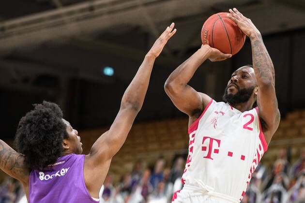 BG Göttingen Telekom Baskets Bonn 21 03 2021, Basketball Bundesliga easyCredit BBL, 2020 2021 season, Hauptrunde, 24 Spieltag, BG Göttingen Telekom Baskets Bonns Xavier Pollard r plays against Göttingens Deishuan Booker Göttingen Lower Saxony Germany.