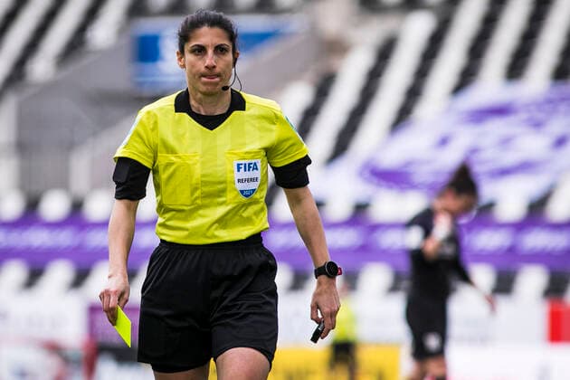 Flyeralarm Frauen Bundesliga, SGS Essen vs SC Sand 21 03 2021, Stadion Essen, Essen, GER, Flyeralarm Frauen Bundesliga, SGS Essen vs SC Sand, in picture Referee Riem Hussein cautions Patricia del Carmen George SC Sand 15 after foul on Jacqueline Klasen SGS Essen 16 , nordphotox xRauch nph00251