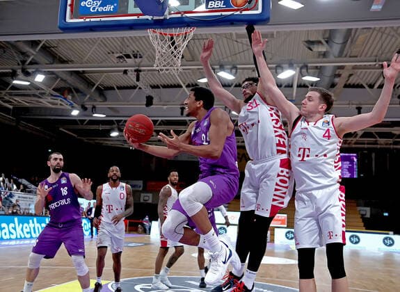 GSD zje123 season 2020 21 Easy credit Basketball Bundesliga BG Göttingen Telekom Baskets Bonn Göttingens Aubrey Dawkins on the ball against Bonns Isaiah Philmore and Strahinja Micovic right.
