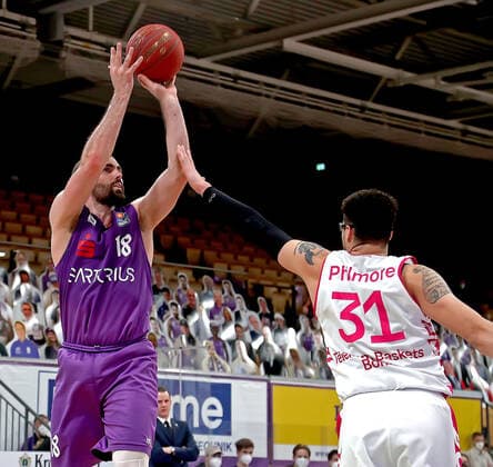 GSD zje123 season 2020 21 Easy credit Basketball Bundesliga BG Göttingen Telekom Baskets Bonn Göttingens Harper Kamp on the ball against Bonns Isaiah Philmore.