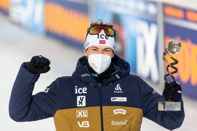 210321 Sturla Holm Laegreid of Norway is awarded Best Young Athlete after the Men s 15 km Mass Start during the IBU Biathlon World Cup on March 21, 2021 in Östersund Photo Joel Marklund BILDBYRAN kod JM JM0089 bbeng biathlon biathlon biathlon world cup ibu world cup masstart norway norway cheers,  Copyright: JOELxMARKLUND BB210321JM184
