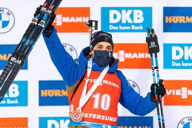 210321 Simon Desthieux of France first place celebrates on the podium after the Men s 15 km Mass Start during the IBU Biathlon World Cup on March 21, 2021 in Östersund Photo Joel Marklund BILDBYRAN code JM JM0089 bbeng biathlon biathlon biathlon world cup ibu world cup masstart cheers france,  Copyright: JOELxMARKLUND BB210321JM189