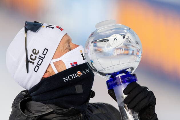 210321 Johannes Thingnes Bo of Norway celebrates with the trophy after winning the overall World Cup after the Men s 15 km Mass Start during the IBU Biathlon World Cup on March 21, 2021 in Östersund Photo Joel Marklund BILDBYRAN code JM JM0089 bbeng biathlon biathlon biathlon world cup ibu world cup masstart norway norway cheers,  Copyright: JOELxMARKLUND BB210321JM193