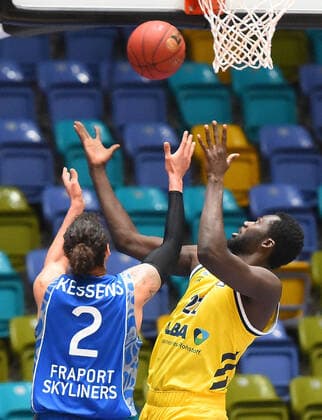 21 03 2021, xhbx, Basketball BBL Bundesliga, Frankfurt Skyliners Alba Berlin emspor, v l Michael Kessens Fraport Skyliners Frankfurt , Christ Koumadje Alba Berlin DFL DFB REGULATIONS PROHIBIT ANY USE OF PHOTOGRAPHS as IMAGE SEQUENCES and or QUASI VIDEO Frankfurt am Main