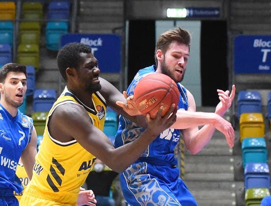 21 03 2021, xhbx, Basketball BBL Bundesliga, Frankfurt Skyliners Alba Berlin emspor, v l Christ Koumadje Alba Berlin , Jon Axel Gudmundsson Fraport Skyliners Frankfurt DFL DFB REGULATIONS PROHIBIT ANY USE OF PHOTOGRAPHS as IMAGE SEQUENCES and or QUASI VIDEO Frankfurt am Main