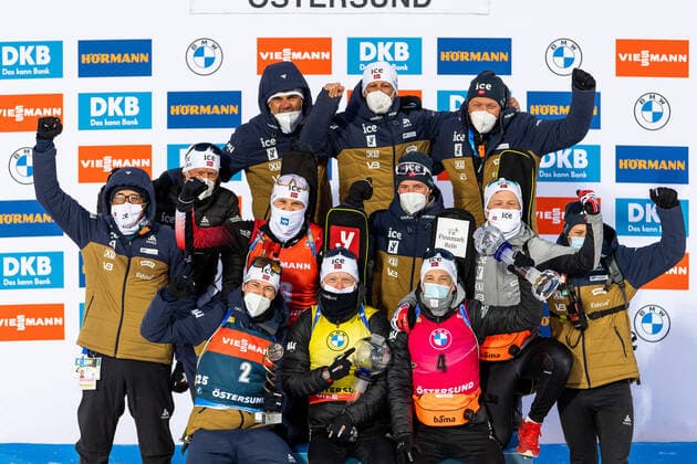 210321 Sturla Holm Laegreid, Vetle Sjastad Christiansen, Johannes Thingnes Bo and Tarjei Bo of Norway celebrate with the team after the Men s 15 km Mass Start during the IBU Biathlon World Cup on March 21, 2021 in Östersund Photo Joel Marklund BILDBYRAN kod JM JM0089 bbeng biathlon biathlon biathlon world cup ibu world cup masstart norway norway cheers,  Copyright: JOELxMARKLUND BB210321JM199