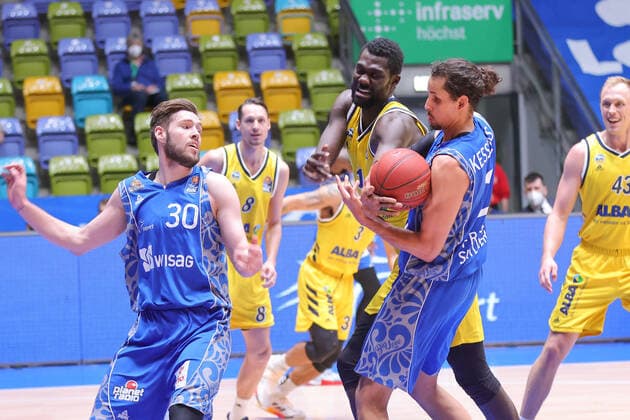 Fraport Skyliners Alba Berlin, easyCredit BBL Michael Kessens Fraport Skyliners, 2 and Christ Koumadje Alba Berlin, 21 scramble for the ball, left Jon Axel Gudmundsson Fraport Skyliners, 30 Basketball match of the easyCredit BBL between the Fraport Skyliners and Alba Berlin on 21 March 2021 at the Fraport Arena in Frankfurt am Main , Frankfurt am Main Hesse Germany Fraport Arena