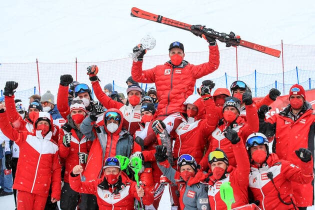 ALPINE SKIING - FIS WC Final Lenzerheide LENZERHEIDE,SWITZERLAND,21.MAR.21- ALPINE SKIING - FIS World Cup Final, men, award ceremony for the overall World Cup. Image shows the rejoicing of Marco Schwarz (AUT) with the tem of AUT. Keywords: crystal globe. GEPAxpictures xMarioxBuehner