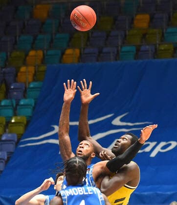 21 03 2021, xhbx, Basketball BBL Bundesliga, Frankfurt Skyliners Alba Berlin emspor, v l Rasheed Moore Fraport Skyliners Frankfurt , Christ Koumadje Alba Berlin DFL DFB REGULATIONS PROHIBIT ANY USE OF PHOTOGRAPHS as IMAGE SEQUENCES and or QUASI VIDEO Frankfurt am Main