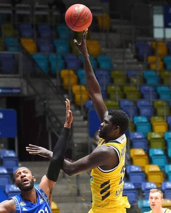 21 03 2021, xhbx, Basketball BBL Bundesliga, Frankfurt Skyliners Alba Berlin emspor, v l Christ Koumadje Alba Berlin DFL DFB REGULATIONS PROHIBIT ANY USE OF PHOTOGRAPHS as IMAGE SEQUENCES and or QUASI VIDEO Frankfurt am Main