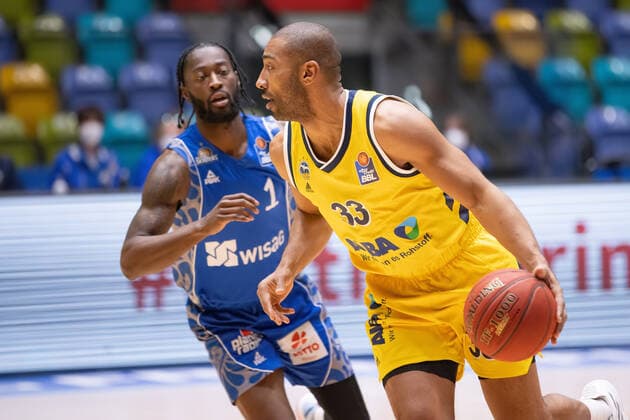 Fraport Skyliners Alba Berlin, easyCredit BBL Jayson Granger Alba Berlin, 33 with ball, left background Matt Mobley Fraport Skyliners, 1 Basketball match of the easyCredit BBL between the Fraport Skyliners and Alba Berlin on 21 March 2021 at the Fraport Arena in Frankfurt am Main , Frankfurt am Main Hesse Germany Fraport Arena