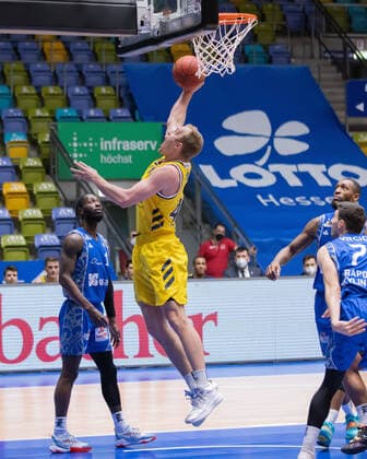 Fraport Skyliners Alba Berlin, easyCredit BBL Luke Sikma Alba Berlin, 43 rises high to the basket, left uninvolved Matt Mobley Fraport Skyliners, 1 Basketball match of the easyCredit BBL between the Fraport Skyliners and Alba Berlin on 21 March 2021 at the Fraport Arena in Frankfurt am Main , Frankfurt am Main Hesse Germany Fraport Arena