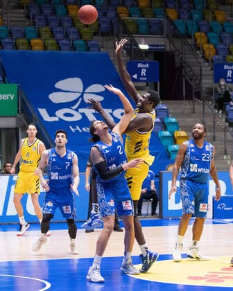 Fraport Skyliners Alba Berlin, easyCredit BBL Christ Koumadje Alba Berlin, 21 rises higher than Michael Kessens Fraport Skyliners, 2 , right Quantez Robertson Fraport Skyliners, 23 basketball game of the easyCredit BBL between the Fraport Skyliners and Alba Berlin on 21 March 2021 at the Fraport Arena in Frankfurt am Main , Frankfurt am Main Hesse Germany Fraport Arena