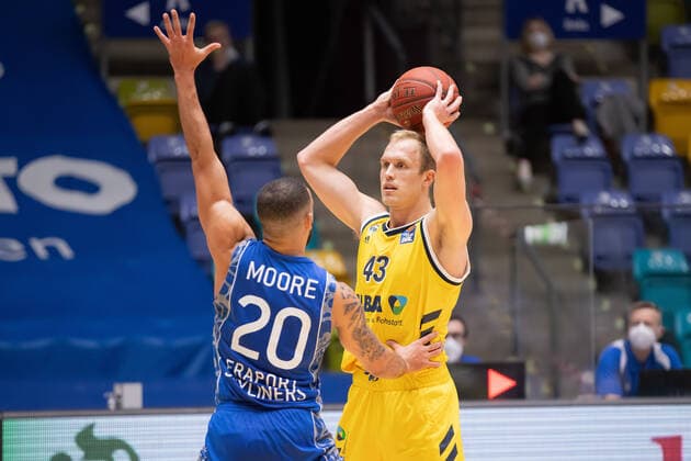 Fraport Skyliners Alba Berlin, easyCredit BBL Luke Sikma Alba Berlin, 43, right, is pressed by Rasheed Moore Fraport Skyliners, 20 Basketball match of the easyCredit BBL between the Fraport Skyliners and Alba Berlin on 21 March 2021 at the Fraport Arena in Frankfurt am Main , Frankfurt am Main Hesse Germany Fraport Arena