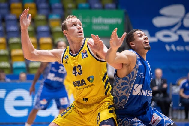 Fraport Skyliners Alba Berlin, easyCredit BBL Scuffle between Luke Sikma Alba Berlin, 43, left and Len Adam Schoormann Fraport Skyliners, 6 Basketball match of the easyCredit BBL between the Fraport Skyliners and Alba Berlin on 21 March 2021 at the Fraport Arena in Frankfurt am Main , Frankfurt am Main Hesse Germany Fraport Arena