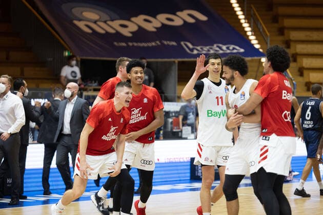 Fc Bayern Munich cheers to victory¨¨HAKRO Merlins Crailsheim vs FC Bayern Munich, Basketball, Bundesliga, easy credit BBL, Spieltag 24, Spielzeit 2020 2021, 21 03 2021, ¨¨ HAKRO Merlins Crailsheim vs FC Bayern Munich, Basketball, Bundesliga, easy credit BBL, Spieltag 24, Spielzeit 2020 2021, 21 03 2021 Ilshofen. Copyright: xNinaxSander xEibnerxPressefotoxIx EP_NSR