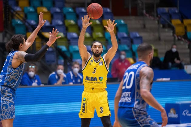 Fraport Skyliners Alba Berlin, easyCredit BBL Peyton Siva Alba Berlin, 3 against Michael Kessens Fraport Skyliners, 2 and Rasheed Moore Fraport Skyliners, 20 Basketball match of the easyCredit BBL between the Fraport Skyliners and Alba Berlin on 21 March 2021 at the Fraport Arena in Frankfurt am Main , Frankfurt am Main Hessen Germany Fraport Arena