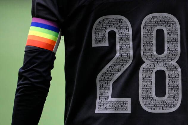Captains armband in rainbow colours, Fabian Lustenberger, YB, BSC Young Boys FC Zurich, Super League, Football, 21 03 2021