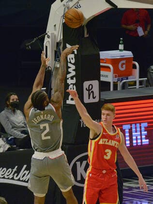 Los Angeles Clippers forward Kawhi Leonard shoots over Atlanta Hawks guard Kevin Huerter during the first half at Staples Center in Los Angeles on Monday, March 22, 2021. The Clippers defeated the Hawks 119-110 with the comeback victory.  LAP2021032228 JIMxRUYMEN