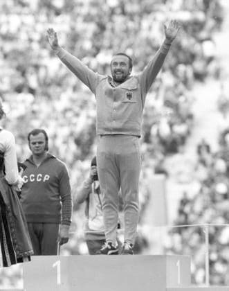 Olympische Spiele 1972 in München: Speerwurf. Klaus Wolfermann (BRD) jubelt, auf dem Siegerpodest, nach seinem Sieg im Speerwurf. 03.09.1972. *** Olympic Games 1972 in Munich Javelin throw Klaus Wolfermann BRD cheers, on the podium, after his victory in the javelin throw 03 09 1972 HM