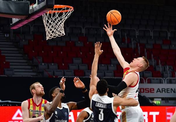 BAMBERG 23 03 2021 Basketball Season 2020 21 Basketball Champions League Brose Bamberg Casademont Zaragoza Robin Benzing 12, Casademont Zaragoza throws against Dominic Lockhart 3, Brose Bamberg and Shevon Thompson 27, Brose Bamberg photo Hans Martin Issler isslerimages Brose Bamberg Casademont Zaragoza