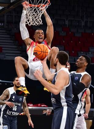 BAMBERG 23 03 2021 Basketball Season 2020 21 Basketball Champions League Brose Bamberg Casademont Zaragoza Jacob Wiley 24, Casademont Zaragoza with dunk against Chase Fieler 20, Brose Bamberg and Shevon Thompson 27, Brose Bamberg photo Hans Martin Issler isslerimages Brose Bamberg Casademont Zaragoza