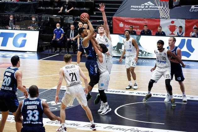 BBL easyCredit Basketball Bundesliga Season 2020 2021 8 Matchday on Tuesday, 23 March 2021 at edel optics de Arena in Hamburg Hamburg Towers Alba Berlin v l Johannes Thiemann Berlin , Max DiLeo Towers , Maik Kotsar Towers Hamburg Towers Alba Berlin