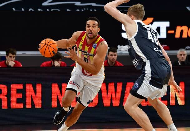 BAMBERG 23 03 2021 Basketball Season 2020 21 Basketball Champions League Brose Bamberg Casademont Zaragoza Elias Harris 8, Casademont Zaragoza moves to the basket against Christian Sengfelder 43, Brose Bamberg Photo Hans Martin Issler isslerimages Brose Bamberg Casademont Zaragoza