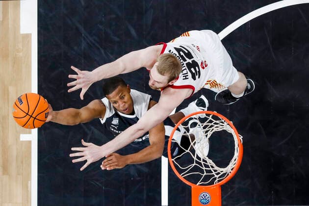 Left Devon Hall Brose Bamberg, 22 right 32 Tryggvi Hlinason Casademont Zaragoza Basketball Champions League 2020 21, playoffs matchday 8, Brose Bamberg Casademont Zaragoza 23 03 2021, Bamberg, Brose Arena Copyright: DanielxLöb