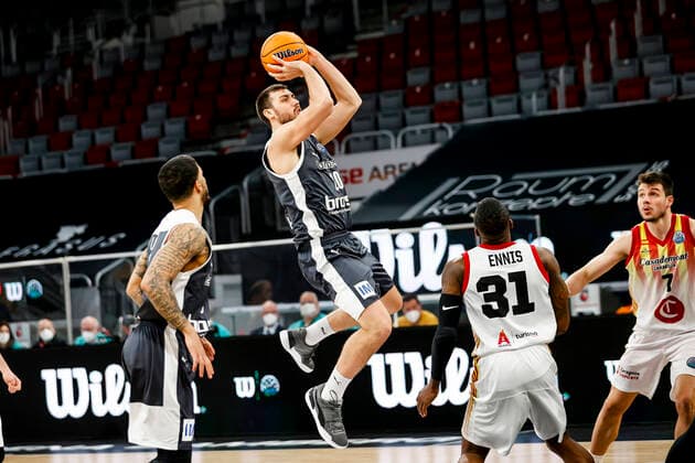Center Chase Fieler Brose Bamberg, 20 right 31 Dylan Ennis Casademont Zaragoza Basketball Champions League 2020 21, playoffs game day 8, Brose Bamberg Casademont Zaragoza 23 03 2021, Bamberg, Brose Arena Copyright: DanielxLöb