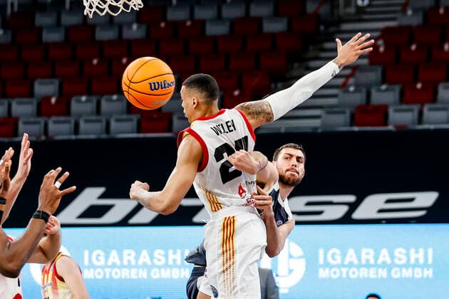 Right Chase Fieler Brose Bamberg, 20 left 24 Jacob Wiley Casademont Zaragoza Basketball Champions League 2020 21, playoffs game day 8, Brose Bamberg Casademont Zaragoza 23 03 2021, Bamberg, Brose Arena Copyright: DanielxLöb