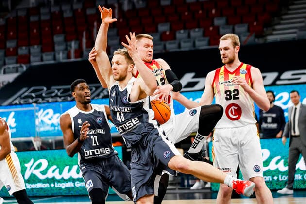 Left Christian Sengfelder Brose Bamberg, 43 Center 12 Robin Benzing Casademont Saragossa Right 32 Tryggvi Hlinason Casademont Saragossa Basketball Champions League 2020 21, Playoffs Matchday 8, Brose Bamberg Casademont Saragossa 23 03 2021, Bamberg, Brose Arena Copyright: DanielxLöb