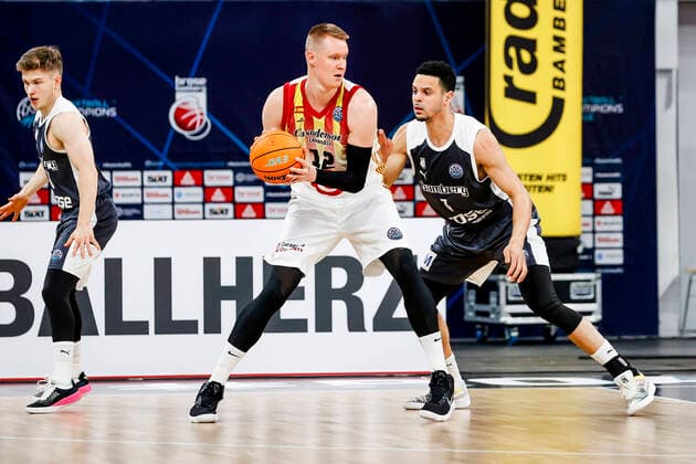 Left 12 Robin Benzing Casademont Zaragoza Right Dominic Lockhart Brose Bamberg, 03 Basketball Champions League 2020 21, Playoffs Matchday 8, Brose Bamberg Casademont Zaragoza 23 03 2021, Bamberg, Brose Arena Copyright: DanielxLöb