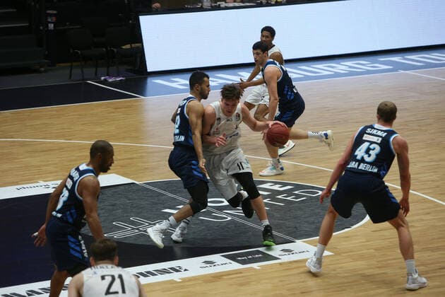 Basketball Germany, 1 Bundesliga, Hamburg Towers Alba Berlin, Hamburg, 23 03 2021 Johannes Thiemann Alba, l Maik Kotsar Towers, r Hamburg Germany