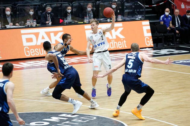 BBL easyCredit Basketball Bundesliga Season 2020 2021 8 Matchday on Tuesday, 23 March 2021 at edel optics de Arena in Hamburg Hamburg Towers Alba Berlin v l Johannes Thiemann Berlin , Louis Olinde Berlin , Jordan Swing Towers , Niels Giffey Berlin Hamburg Towers Alba Berlin