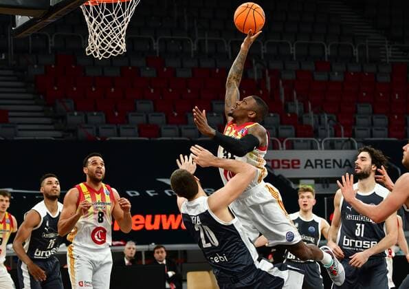 BAMBERG 23 03 2021 Basketball Season 2020 21 Basketball Champions League Brose Bamberg Casademont Zaragoza Dylan Ennis 31, Casademont Zaragoza throws against Chase Fieler 20, Brose Bamberg , Michele Vitali 31, Brose Bamberg and Kenneth Ogbe 25, Brose Bamberg Photo Hans Martin Issler isslerimages Brose Bamberg Casademont Zaragoza