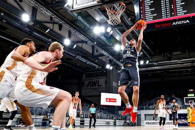 Right Christian Sengfelder Brose Bamberg, 43 Left 08 Elias Harris Casademont Zaragoza Basketball Champions League 2020 21, Playoffs Matchday 8, Brose Bamberg Casademont Zaragoza 23 03 2021, Bamberg, Brose Arena Copyright: DanielxLöb