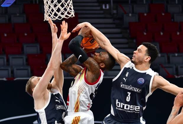BAMBERG 23 03 2021 Basketball Season 2020 21 Basketball Champions League Brose Bamberg Casademont Zaragoza Dylan Ennis 31, Casademont Zaragoza is prevented from throwing by Christian Sengfelder 43, Brose Bamberg and Dominic Lockhart 3, Brose Bamberg photo Hans Martin Issler isslerimages Brose Bamberg Casademont Zaragoza