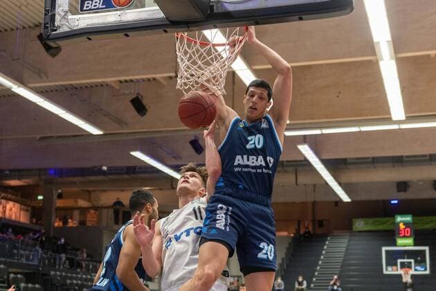 Basketball Hamburg 23 03 2021 Season 2020 2021 1 Bundesliga BBL Hamburg Towers Alba Berlin Simone Fontecchio Alba Berlin, No 20 Maik Kotsar Hamburg, No 11
