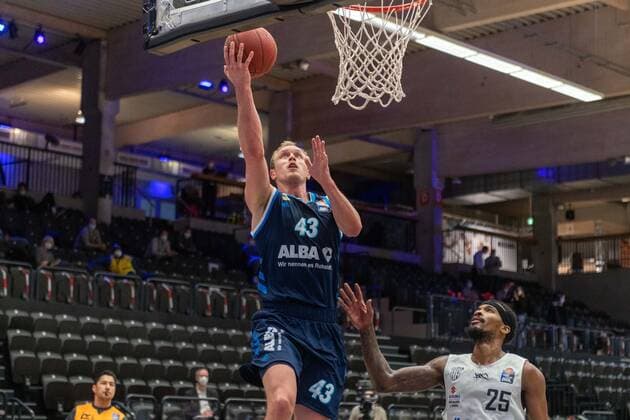 Basketball Hamburg 23 03 2021 Season 2020 2021 1 Bundesliga BBL Hamburg Towers Alba Berlin Luke Sikma Alba Berlin, No 43 Terry Allen Hamburg, No 25