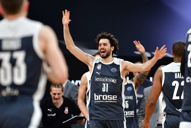 BAMBERG 23 03 2021 Basketball Season 2020 21 Basketball Champions League Brose Bamberg Casademont Zaragoza Michele Vitali 31, Brose Bamberg cheers photo Hans Martin Issler isslerimages Brose Bamberg Casademont Zaragoza